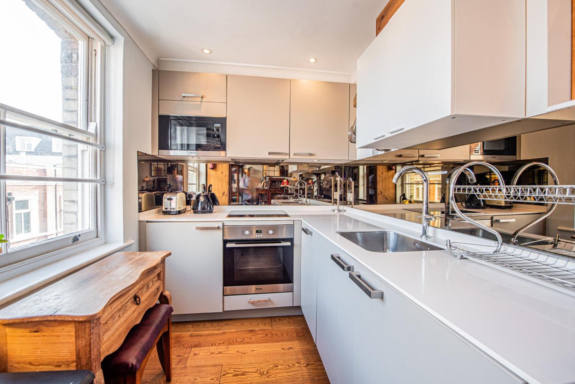 Stylish 1-Bed Flat In Soho - Prime Central London Exterior foto